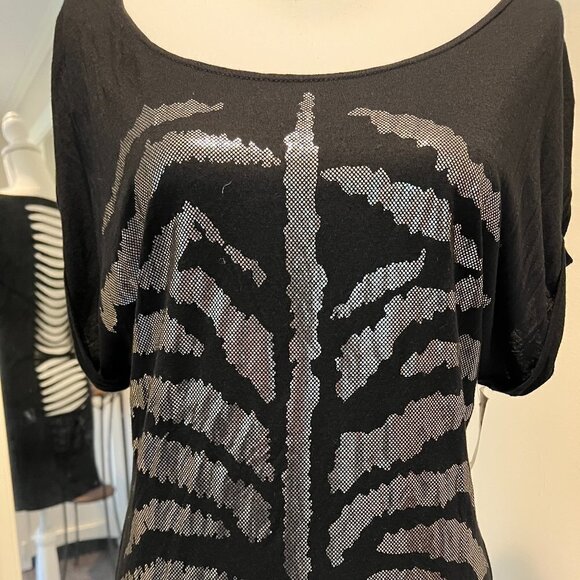 NWT Romeo & Juliet Couture Black slashed back Top, Size M - Picture 5 of 13